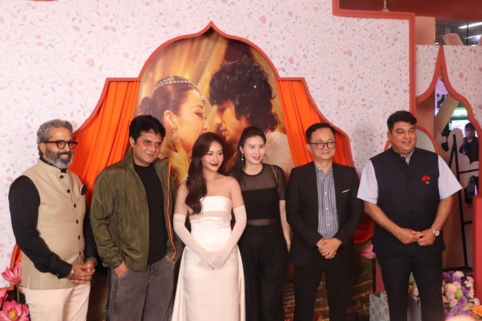 Khả Ng&acirc;n duy&ecirc;n d&aacute;ng tặng c&agrave;nh đ&agrave;o cho đạo diễn Ấn Độ - Ảnh 14.