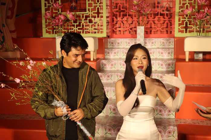 Khả Ng&acirc;n duy&ecirc;n d&aacute;ng tặng c&agrave;nh đ&agrave;o cho đạo diễn Ấn Độ - Ảnh 5.