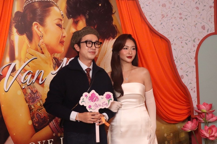 Khả Ng&acirc;n duy&ecirc;n d&aacute;ng tặng c&agrave;nh đ&agrave;o cho đạo diễn Ấn Độ - Ảnh 15.