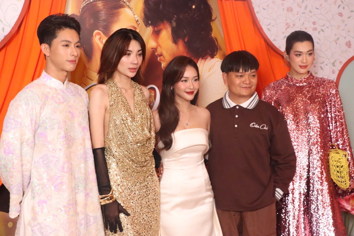 Khả Ng&acirc;n duy&ecirc;n d&aacute;ng tặng c&agrave;nh đ&agrave;o cho đạo diễn Ấn Độ - Ảnh 11.