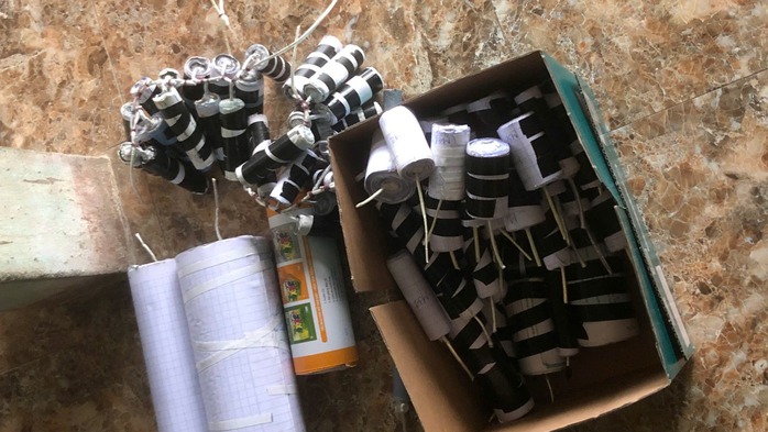 Nh&oacute;m học sinh tự chế ph&aacute;o nổ: Nguy hiểm Từ clip mạng x&atilde; hội - Ảnh 2.