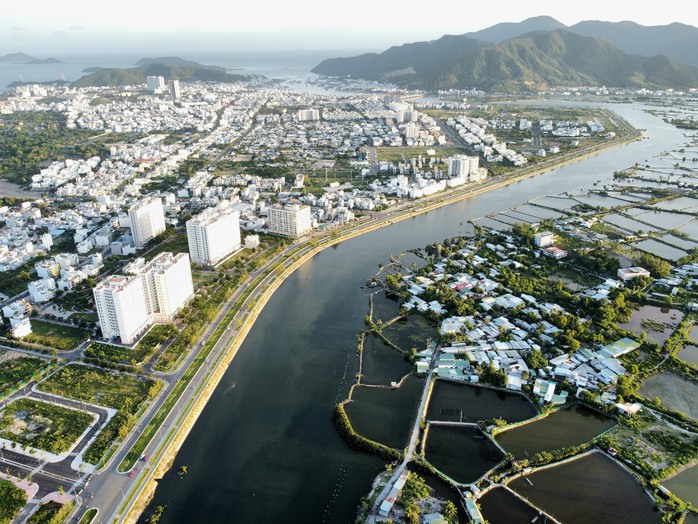 Kh&aacute;nh H&ograve;a ph&acirc;n cấp mạnh quản l&yacute; nh&agrave; ở, bất động sản về cấp x&atilde; - Ảnh 1.