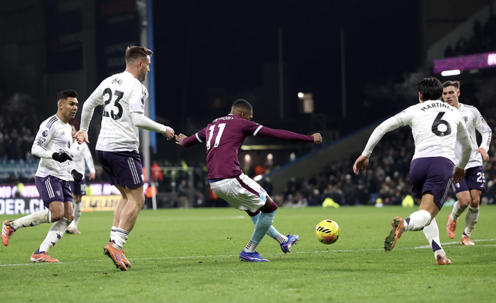 Man United mất thắng trước Burnley, HLV tạm quyền Darren Fletcher kém vui - Ảnh 5.