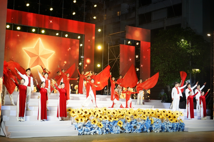 Hơn 2.000 học sinh, sinh viên TP HCM đồng diễn “Khát vọng vươn mình” - Ảnh 9.
