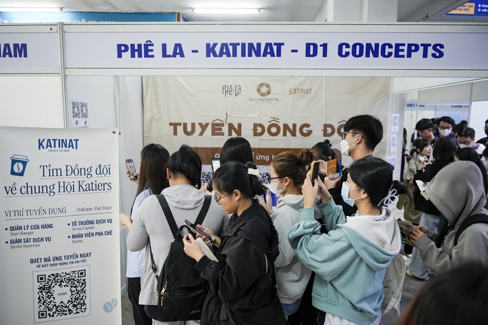 Ra trường, sinh vi&ecirc;n vẫn loay hoay t&igrave;m việc - Ảnh 1.