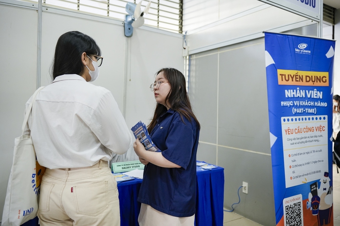 Ra trường, sinh vi&ecirc;n vẫn loay hoay t&igrave;m việc - Ảnh 2.