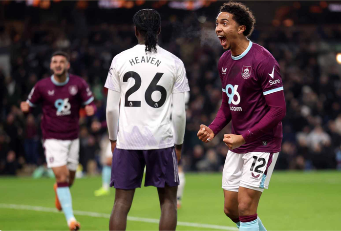 Man United mất thắng trước Burnley, HLV tạm quyền Darren Fletcher kém vui - Ảnh 2.