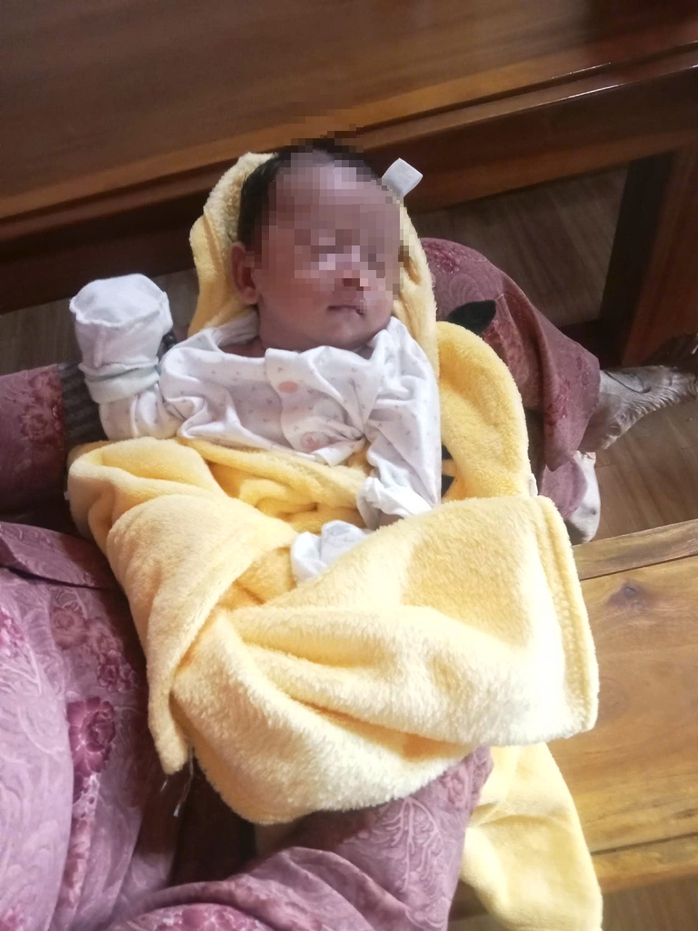 T&igrave;m người th&acirc;n của trẻ sơ sinh bị bỏ rơi trước cổng nh&agrave; d&acirc;n l&uacute;c rạng s&aacute;ng - Ảnh 1.