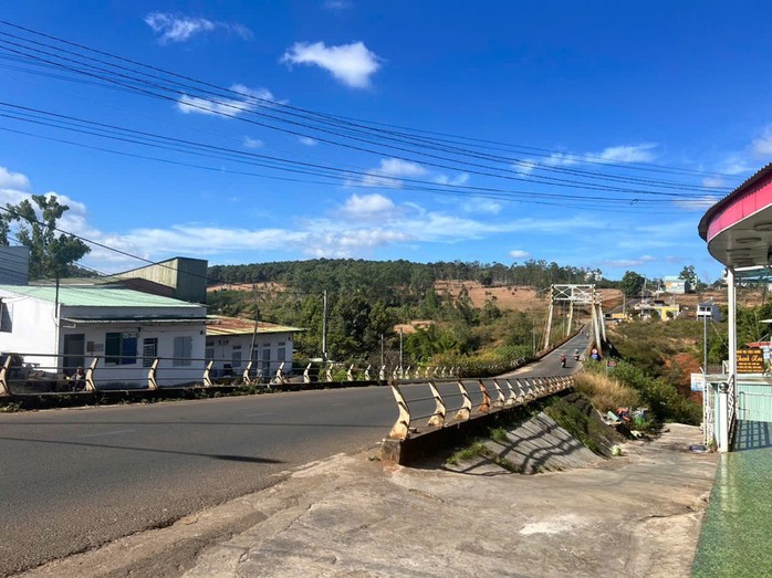 B&eacute; g&aacute;i sơ sinh bị bỏ rơi ở cầu treo Gia Lai cần sự gi&uacute;p đỡ - Ảnh 1.