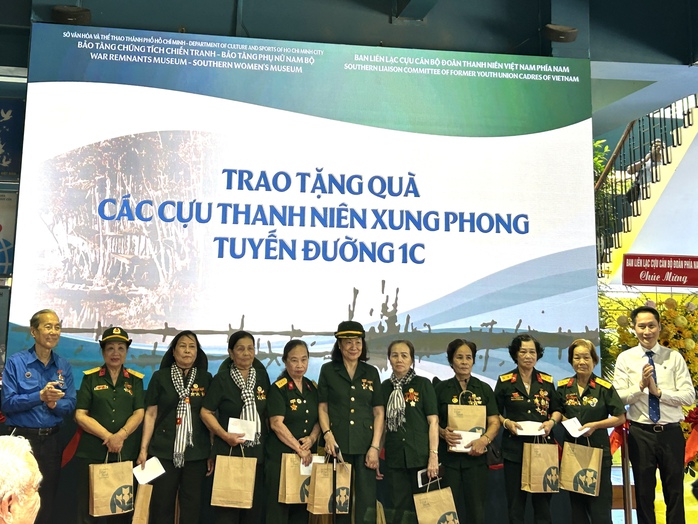 Khai mạc trưng bày "Thời thanh xuân trên tuyến đường 1C huyền thoại" - Ảnh 5.