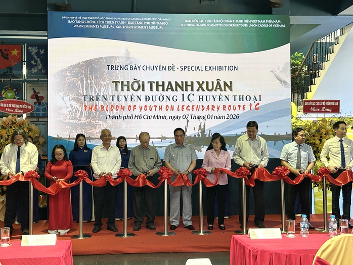 Khai mạc trưng bày "Thời thanh xuân trên tuyến đường 1C huyền thoại" - Ảnh 1.