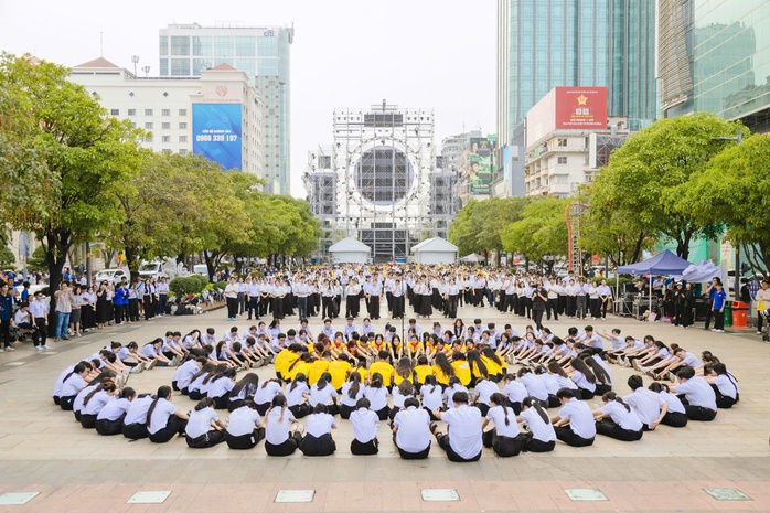 Hơn 2.000 học sinh, sinh viên TP HCM đồng diễn “Khát vọng vươn mình” - Ảnh 2.