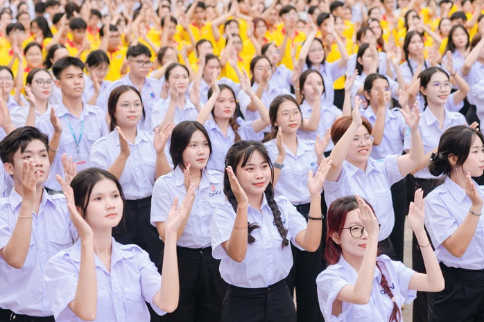 Hơn 2.000 học sinh, sinh viên TP HCM đồng diễn “Khát vọng vươn mình” - Ảnh 1.