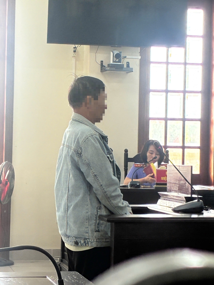 Dọn chuồng g&agrave;, vợ ph&aacute;t hiện ảnh "n&oacute;ng" người t&igrave;nh của chồng - Ảnh 1.