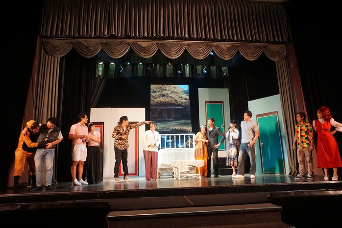 NSND Hồng Vân mang tiếng cười đến với vở hài "Tương đối rối tương phùng" - Ảnh 2.