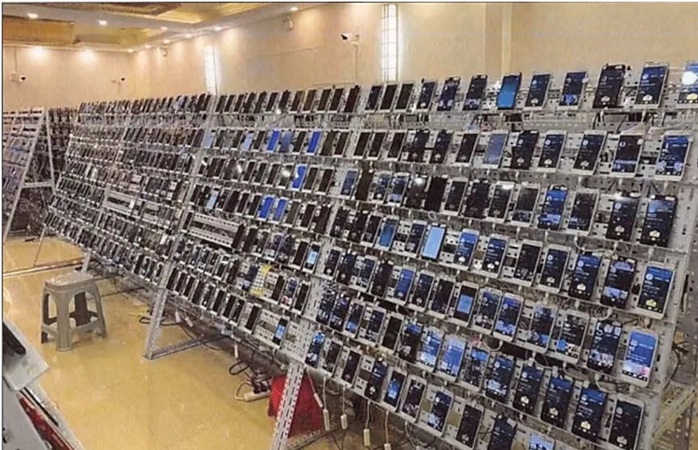 H&igrave;nh ảnh &ldquo;&ocirc;ng tr&ugrave;m&rdquo; Chen Zhi bị &aacute;p giải về Trung Quốc - Ảnh 2.