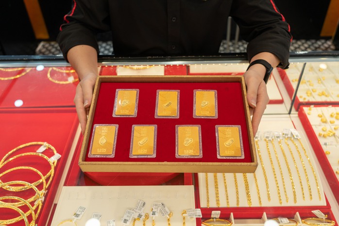 Chiều 8-1, gi&aacute; v&agrave;ng miếng SJC giảm nhanh - Ảnh 1.