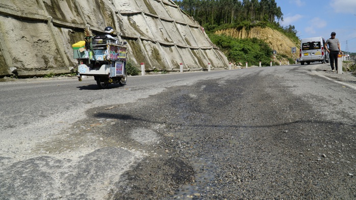 Quốc lộ 19 tr&ecirc;n 3.600 tỉ đồng chưa kịp b&agrave;n giao tiếp tục "n&aacute;t" - Ảnh 1.