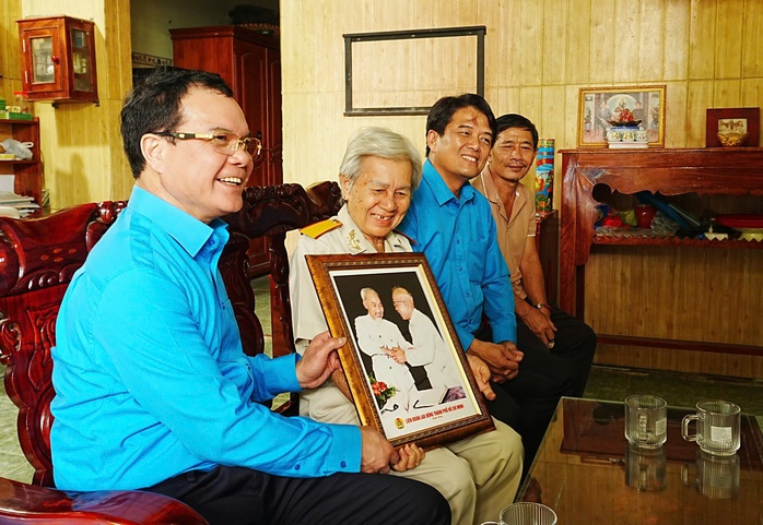 Chủ tịch Tổng LĐLĐ Việt Nam c&ugrave;ng đo&agrave;n c&ocirc;ng t&aacute;c thăm, tặng qu&agrave; gia đ&igrave;nh ch&iacute;nh s&aacute;ch ở C&ocirc;n Đảo - Ảnh 3.