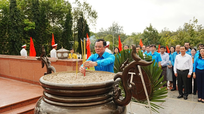 Đo&agrave;n c&ocirc;ng t&aacute;c Cụm thi đua c&aacute;c LĐLĐ th&agrave;nh phố trực thuộc Trung viếng Nghĩa trang H&agrave;ng Keo, H&agrave;ng Dương - Ảnh 2.