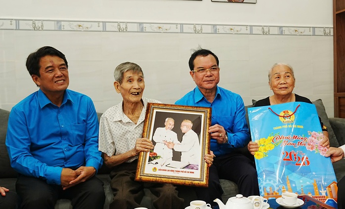 Chủ tịch Tổng LĐLĐ Việt Nam c&ugrave;ng đo&agrave;n c&ocirc;ng t&aacute;c thăm, tặng qu&agrave; gia đ&igrave;nh ch&iacute;nh s&aacute;ch ở C&ocirc;n Đảo - Ảnh 2.