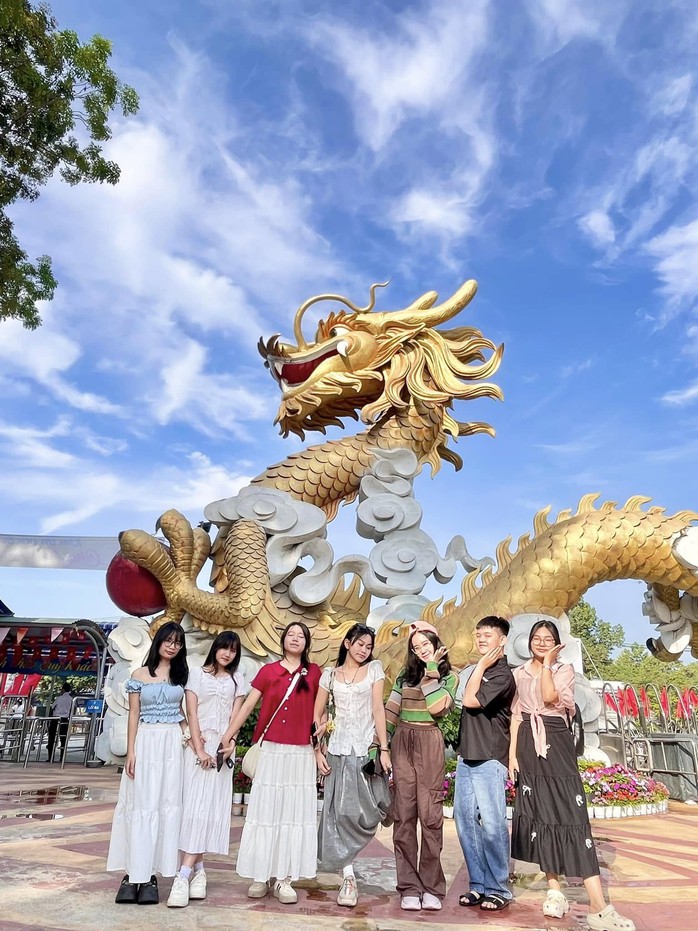 Đồng Nai đ&oacute;n tr&ecirc;n 5,2 triệu lượt kh&aacute;ch năm 2025, doanh thu gần 4 ng&agrave;n tỉ đồng - Ảnh 1.