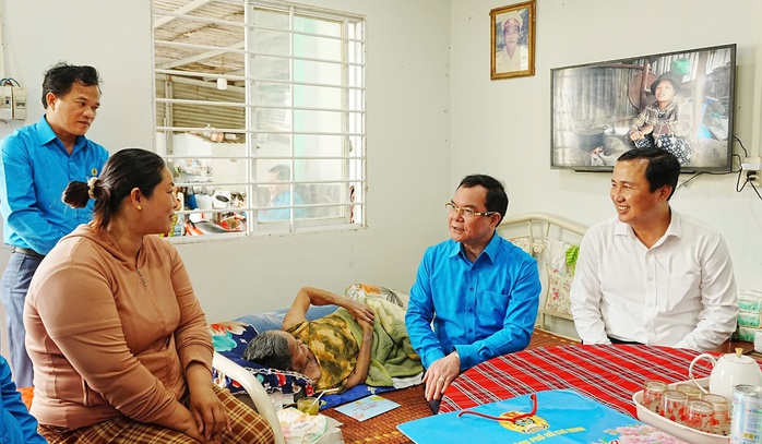 Chủ tịch Tổng LĐLĐ Việt Nam c&ugrave;ng đo&agrave;n c&ocirc;ng t&aacute;c thăm, tặng qu&agrave; gia đ&igrave;nh ch&iacute;nh s&aacute;ch ở C&ocirc;n Đảo - Ảnh 1.