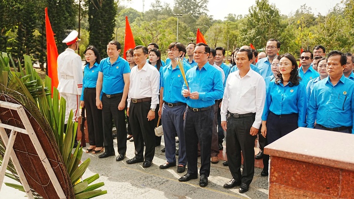 Đo&agrave;n c&ocirc;ng t&aacute;c Cụm thi đua c&aacute;c LĐLĐ th&agrave;nh phố trực thuộc Trung viếng Nghĩa trang H&agrave;ng Keo, H&agrave;ng Dương - Ảnh 1.