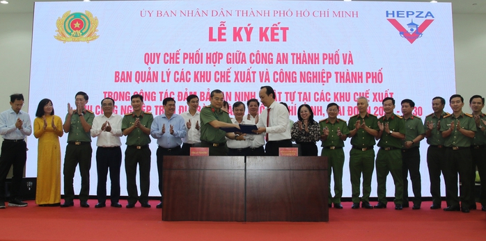 K&yacute; kết quy chế phối hợp giữa C&ocirc;ng an TPHCM v&agrave; HEPZA đảm bảo an ninh trật tự - Ảnh 1.
