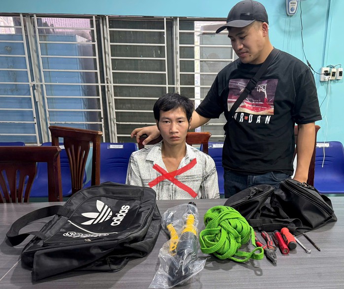 Bắt đối tượng trộm điện thọai tại cửa h&agrave;ng Thế Giới Di Động ở Hải Ph&ograve;ng - Ảnh 2.