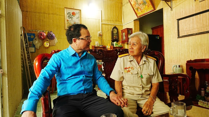 Chủ tịch Tổng LĐLĐ Việt Nam c&ugrave;ng đo&agrave;n c&ocirc;ng t&aacute;c thăm, tặng qu&agrave; gia đ&igrave;nh ch&iacute;nh s&aacute;ch ở C&ocirc;n Đảo - Ảnh 4.