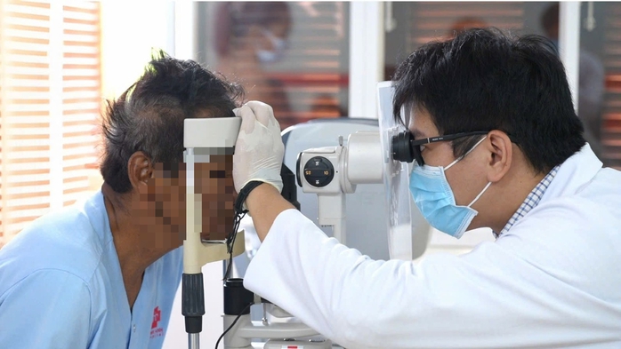 Tai nạn lao động nghi&ecirc;m trọng, người đ&agrave;n &ocirc;ng mất thị lực v&igrave; m&aacute;y cắt gỗ cầm tay - Ảnh 1.