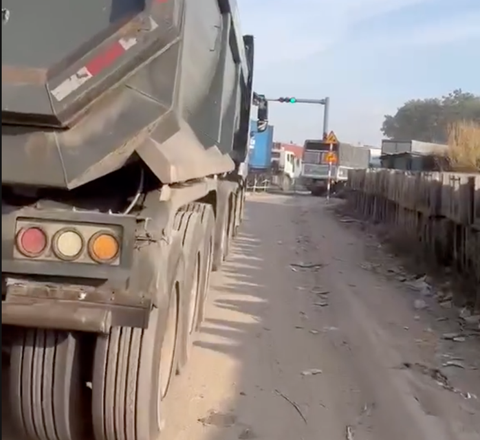 CLIP: Bức x&uacute;c xe ben ph&oacute;ng nhanh vượt ẩu, bụi tung m&ugrave; mịt - Ảnh 1.