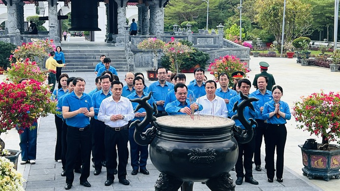 Đo&agrave;n c&ocirc;ng t&aacute;c Cụm thi đua c&aacute;c LĐLĐ th&agrave;nh phố trực thuộc Trung viếng Nghĩa trang H&agrave;ng Keo, H&agrave;ng Dương - Ảnh 4.