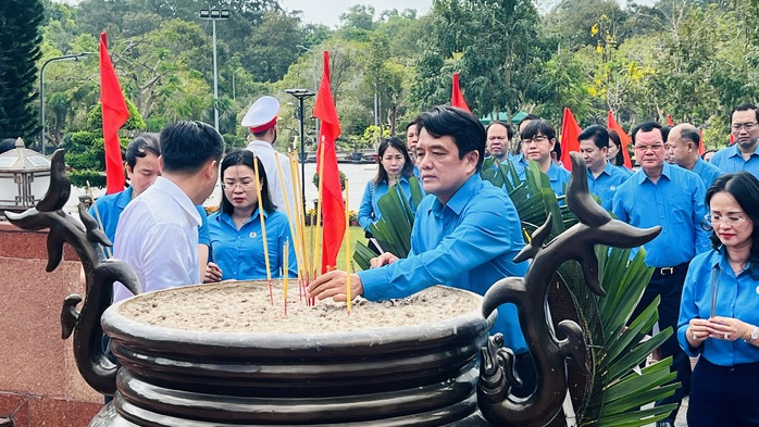 Đo&agrave;n c&ocirc;ng t&aacute;c Cụm thi đua c&aacute;c LĐLĐ th&agrave;nh phố trực thuộc Trung viếng Nghĩa trang H&agrave;ng Keo, H&agrave;ng Dương - Ảnh 3.