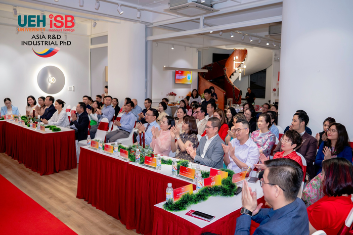 UEH.ISB ra mắt Chương tr&igrave;nh Tiến sĩ Nghi&ecirc;n cứu Ứng dụng, kết nối học thuật với thực tiễn ph&aacute;t triển - Ảnh 2.