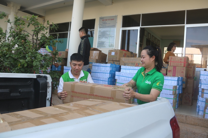 Trao tặng hơn 37 ng&agrave;n tập vở cho học sinh v&ugrave;ng ảnh hưởng lũ tỉnh L&acirc;m Đồng - Ảnh 2.