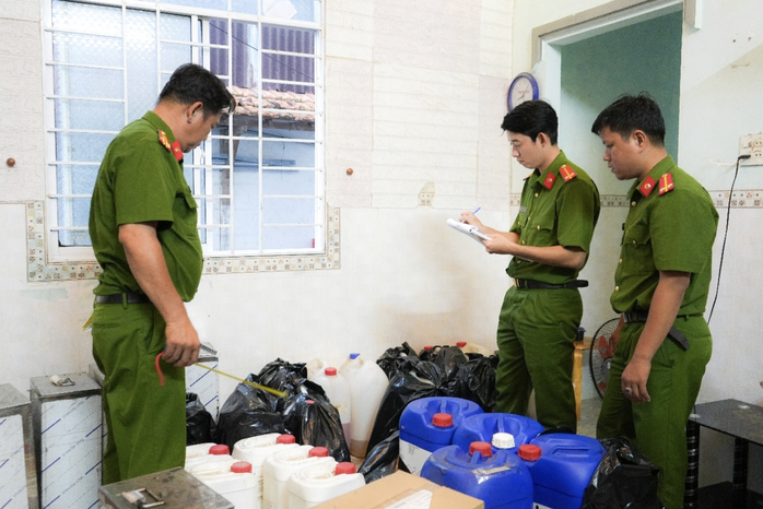 Gi&aacute;m đốc C&ocirc;ng ty HALOVA sản xuất nước hoa giả bị bắt giữ tại TPHCM - Ảnh 2.