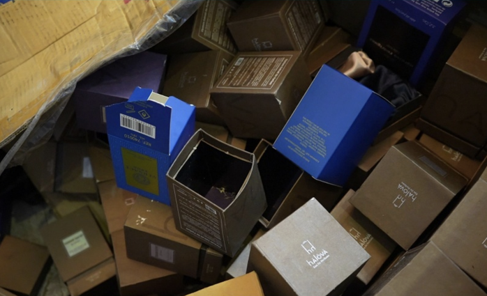 Gi&aacute;m đốc C&ocirc;ng ty HALOVA sản xuất nước hoa giả bị bắt giữ tại TPHCM - Ảnh 3.