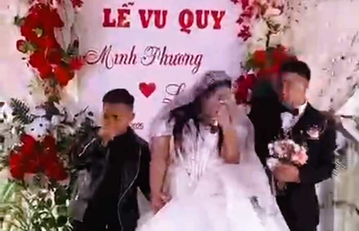 X&ocirc;n xao clip c&ocirc; d&acirc;u, ch&uacute; rể bị n&eacute;m mắm t&ocirc;m trong lễ cưới - Ảnh 1.