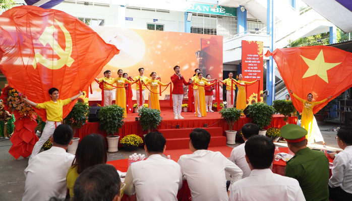 Gần 1.000 đại biểu dự họp mặt mừng Đảng, mừng xu&acirc;n của phường Di&ecirc;n Hồng - Ảnh 1.