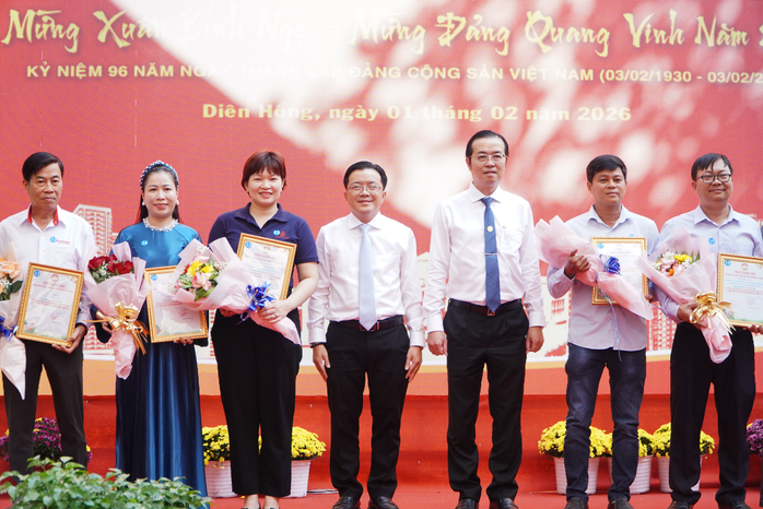 Gần 1.000 đại biểu dự họp mặt mừng Đảng, mừng xu&acirc;n của phường Di&ecirc;n Hồng - Ảnh 4.