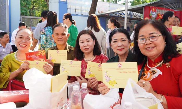 Gần 1.000 đại biểu dự họp mặt mừng Đảng, mừng xu&acirc;n của phường Di&ecirc;n Hồng - Ảnh 8.