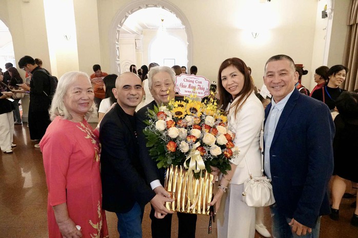 Nhạc sĩ Đức Tr&iacute; đến "Mai V&agrave;ng" ch&uacute;c mừng nhạc sĩ Cao Văn L&yacute; v&agrave; h&eacute; lộ t&acirc;m sự về thầy - Ảnh 1.