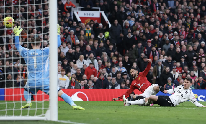 Sesko lập công phút bù giờ, Man United thắng trận Ngoại hạng thứ ba liên tiếp - Ảnh 3.