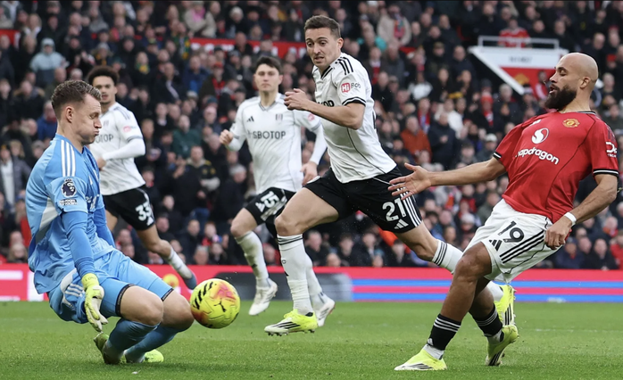 Sesko lập công phút bù giờ, Man United thắng trận Ngoại hạng thứ ba liên tiếp - Ảnh 1.