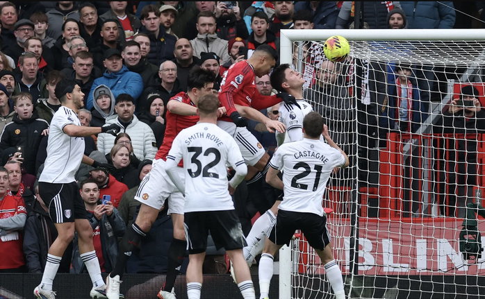 Sesko lập công phút bù giờ, Man United thắng trận Ngoại hạng thứ ba liên tiếp - Ảnh 2.