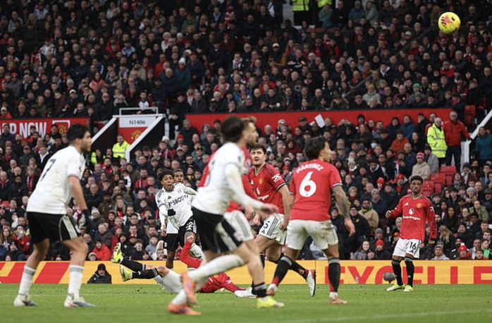 Sesko lập công phút bù giờ, Man United thắng trận Ngoại hạng thứ ba liên tiếp - Ảnh 6.