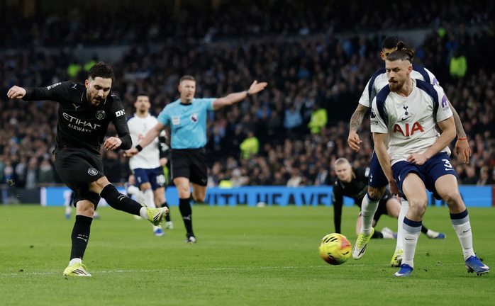 Solanke ghi siêu phẩm kiểu "bò cạp", Tottenham cầm chân kình địch Man City - Ảnh 2.