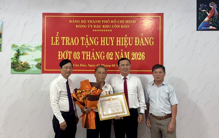 Trao Huy hiệu 60 năm tuổi Đảng cho đảng viên Nguyễn Văn Quyền tại Côn Đảo - Ảnh 1. Trao Huy hiệu 60 năm tuổi Đảng cho đảng viên Nguyễn Văn Quyền tại Côn Đảo - Ảnh 1.